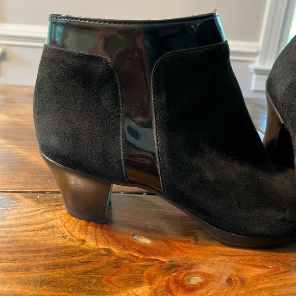 Munro Hope Women's Black Leather w/patent trim Ankle Boots 7.5. NWOT - Picture 3 of 12